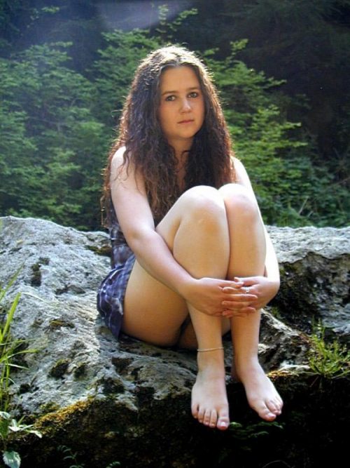 dralles Girl sitzt auf einem Felsen